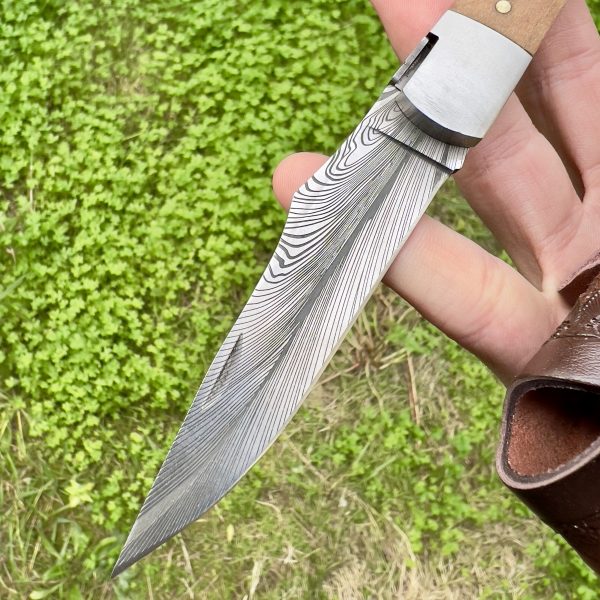 Couteau pliant artisanal damas plume avec étui et abeille #272 – Image 2